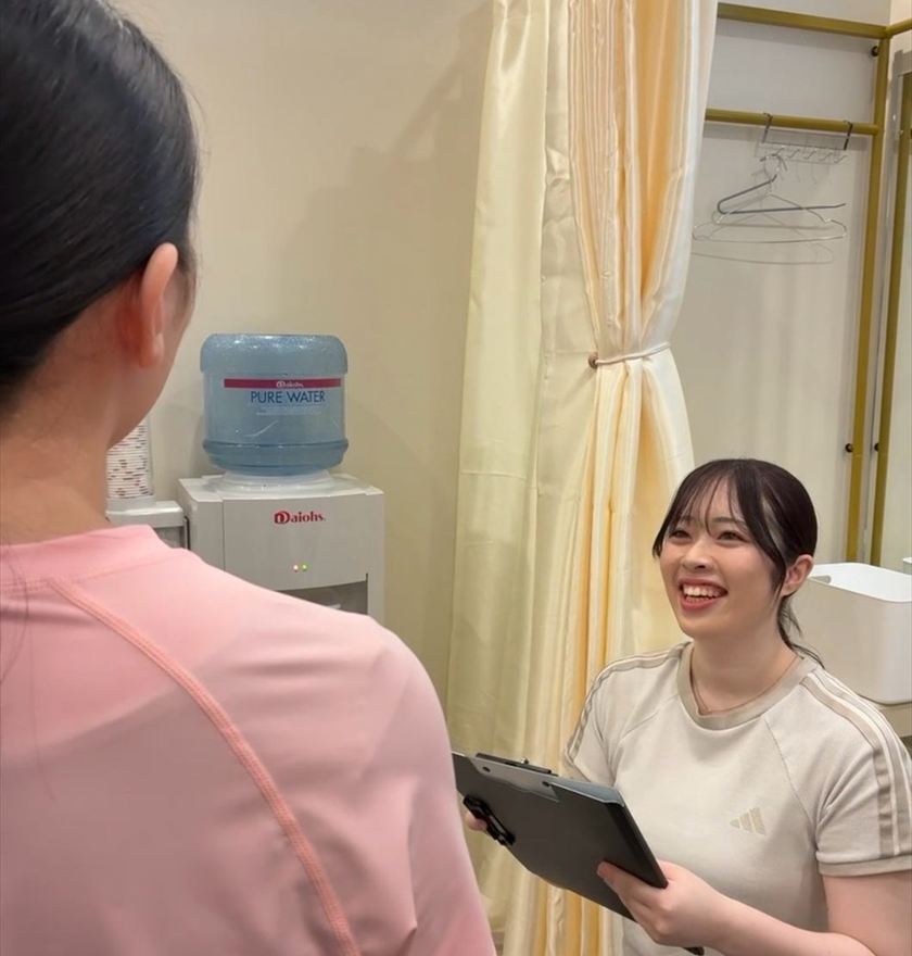 Haremore Pilates のインストラクター 志方愛里がカウンセリングをしている様子