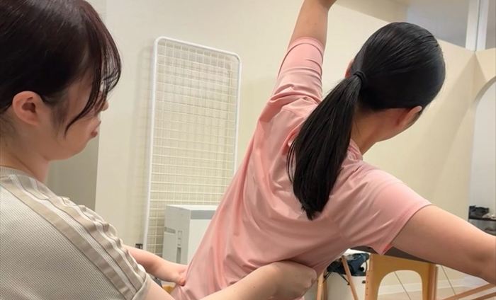 骨膜整体で背中を整えながらピラティスの動きを引き出すマンツーマン指導